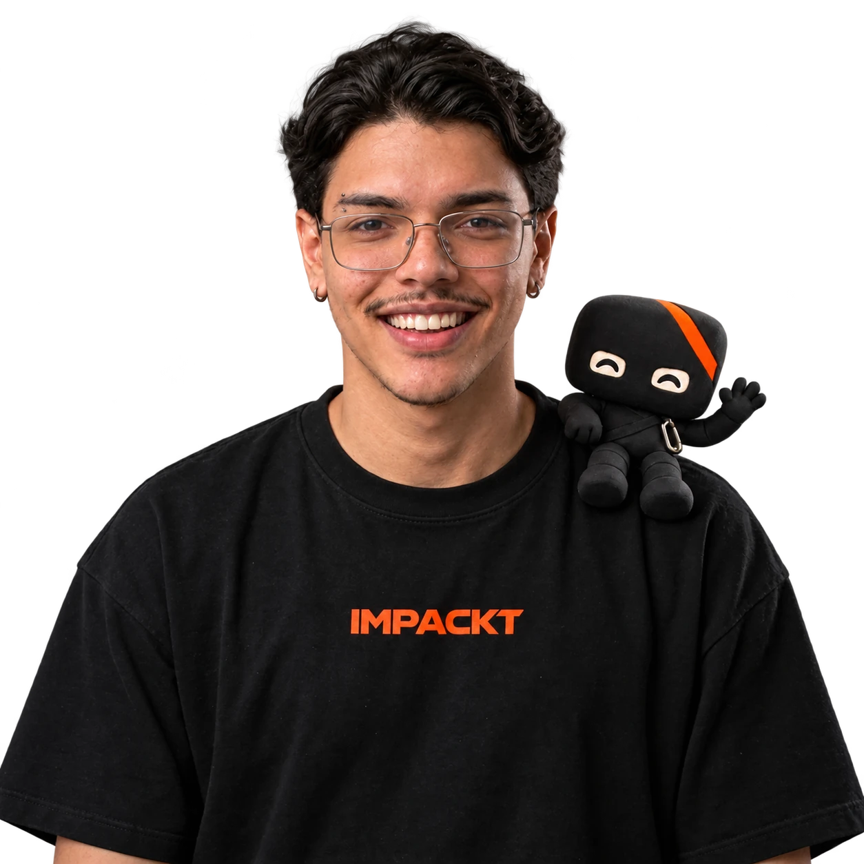 Thales Ferreira sorrindo com Kadu em seu ombro.